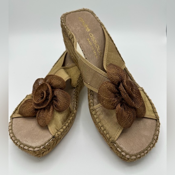Andre Assous sandals with flower. - Picture 2 of 3